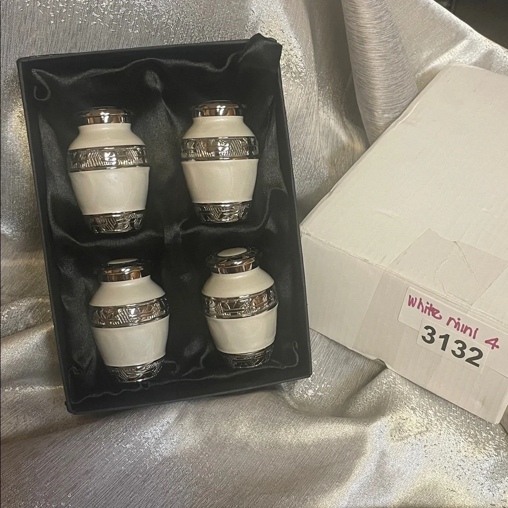 Individual urns - Picture 1 of 3